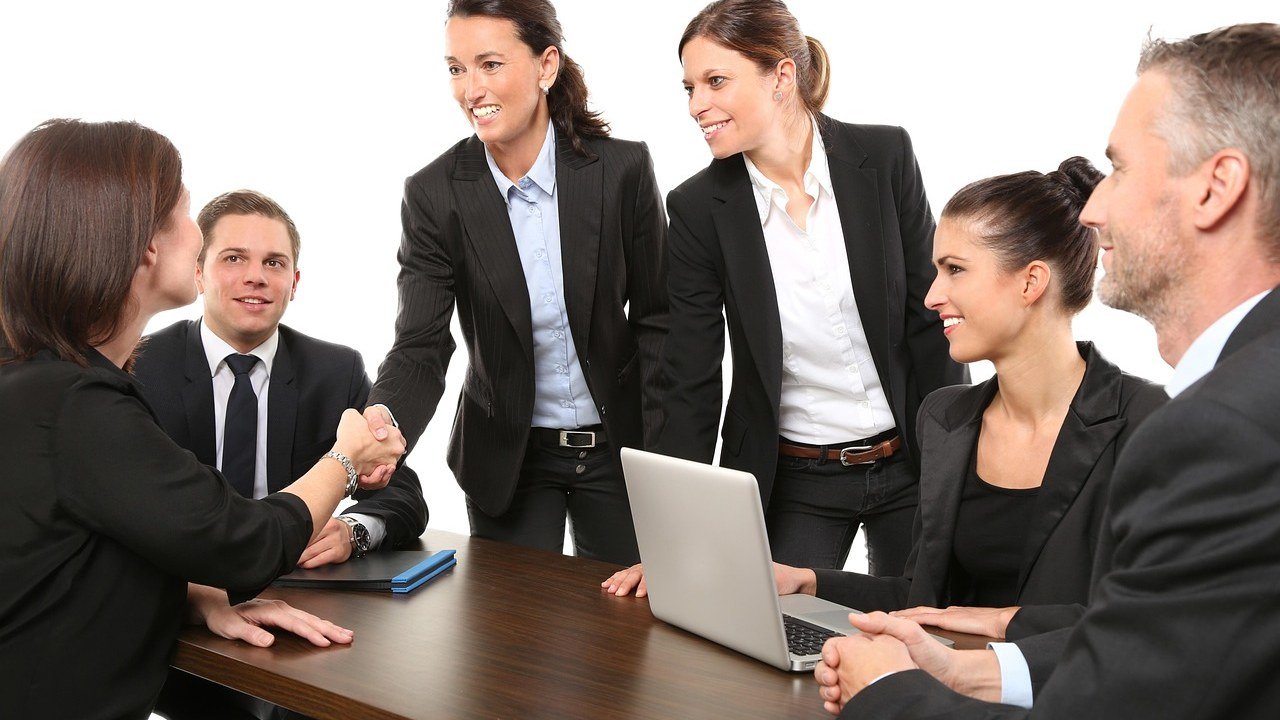Vue générale de participants réunis pour une conférence professionnelle.