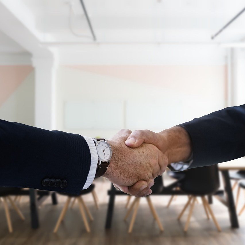 Recruteur et candidat Ã©changeant pendant un entretien professionnel.